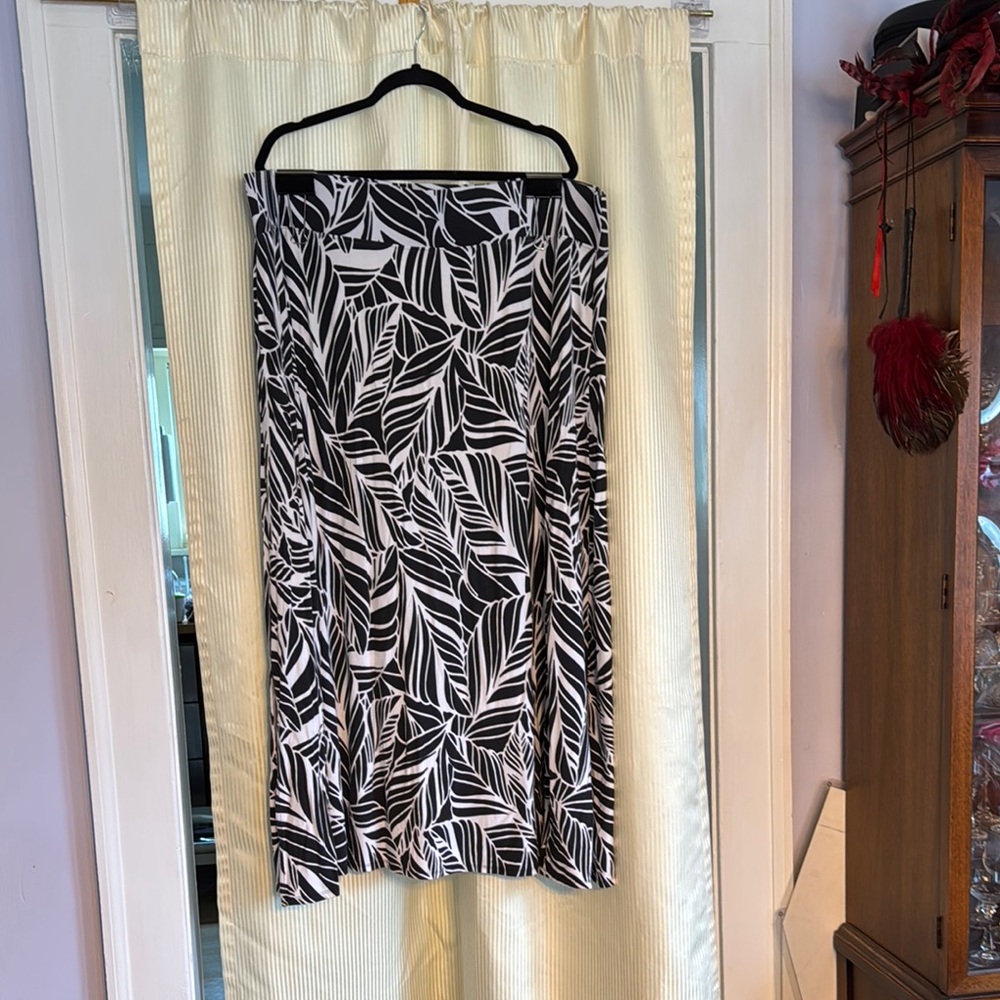 Coolibar Monochrome Leaf Pattern Midi Skirt